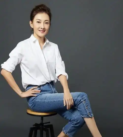 44岁牛莉不得了穿香槟色拼接礼服太气质,曼妙身材70后里罕见
