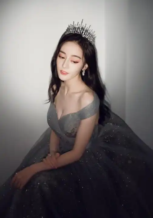 迪丽热巴,她白皙美丽,好气质女神