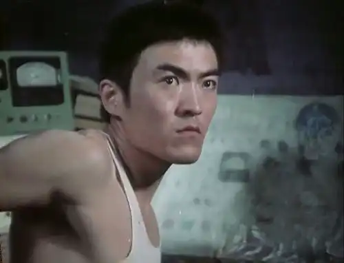 80年代男星演鬼片走红面相很凶却是宠妻狂魔如今65岁已成老戏骨