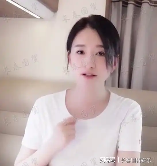45岁李小冉近照曝光,皮肤白皙紧致美似少女