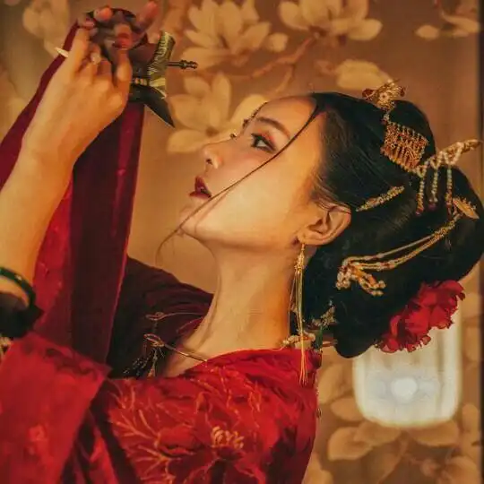 掌上齐眉睿智善谋略女主vs对外凶狠对女主小绵羊男主