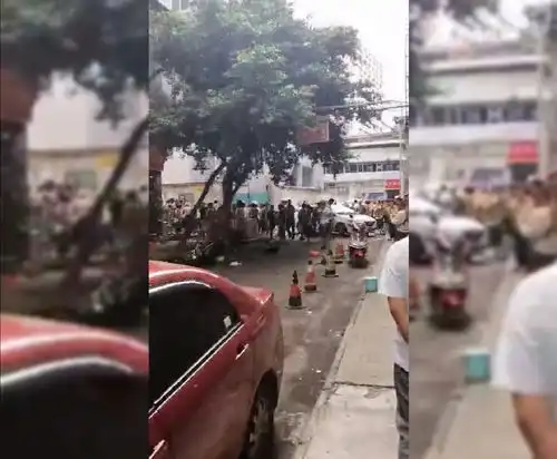 南充女司机驾驶特斯拉,失控酿惨祸致2死6伤,女司机脚上穿着高跟鞋