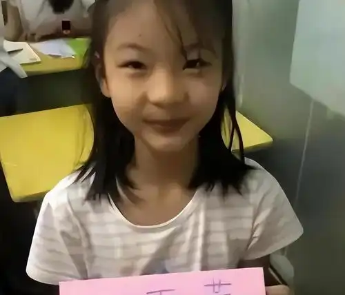 女同学因姓名简单走红,连名带姓只有两笔,老师却不愿叫她名