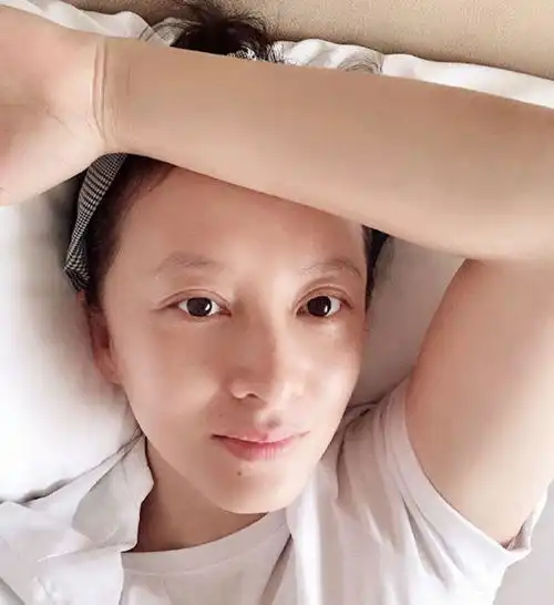 她因扮演疯子走红,与导演丈夫认识六天闪婚,今44岁依旧很美