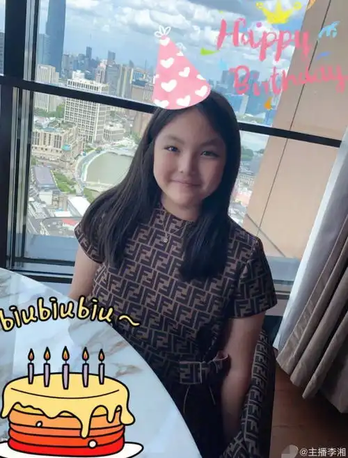 李湘12岁女儿近照瘦一圈浓眉大眼下巴溜尖,身形匀称打扮太贵气