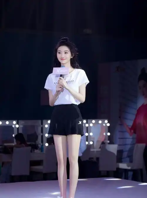 31岁的景甜长大了,一袭黑白色的经典搭配气质出众,女人味十足