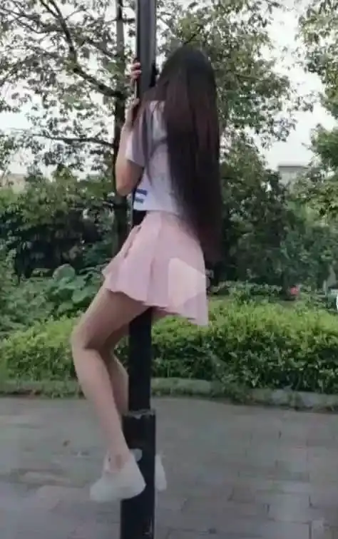 抖音长腿美女爬电线杆,跳起来的那一刻,网友因你的粉色而颤抖