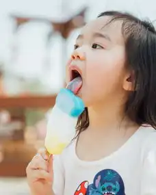 董璇暖心陪伴女儿游玩,小酒窝活泼俏皮,粉色长裙加身又美又仙
