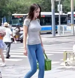 很阳光的妹子,紧身牛仔裤是不二的选择