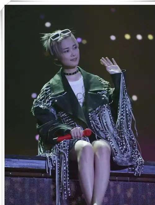 34岁李宇春难得女人一次,格子衬衫显气质,网友被惊艳到了
