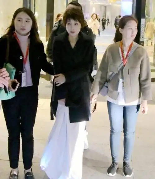 马伊琍同框袁泉差好多,一个随意气质高级,一个露半肩却无女人味