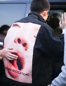 张一山现身北京机场这外套也太性感