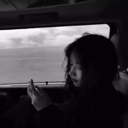 黑白女生头像愿我们都是被时间偏爱的人