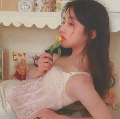 手拿捧花的头像女