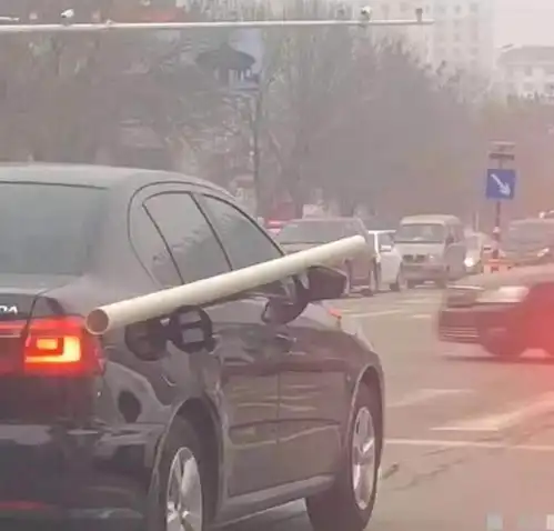 老婆坐老板的车出差,这墨镜反光,感觉有点不太对劲
