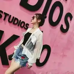 高清搞怪的长发女生头像2018最新你掰开我的手让我放你走