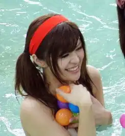 百比基尼美女水中激战