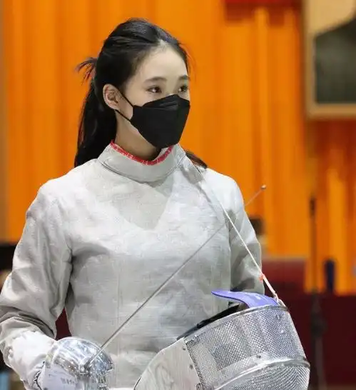 小s二女儿参加击剑比赛,身穿击剑服英姿飒爽,又美又有气质