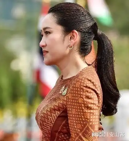 泰国美女总理迎接莫迪,穿金棕色鱼尾裙翻车了膀大腰圆脖子前倾