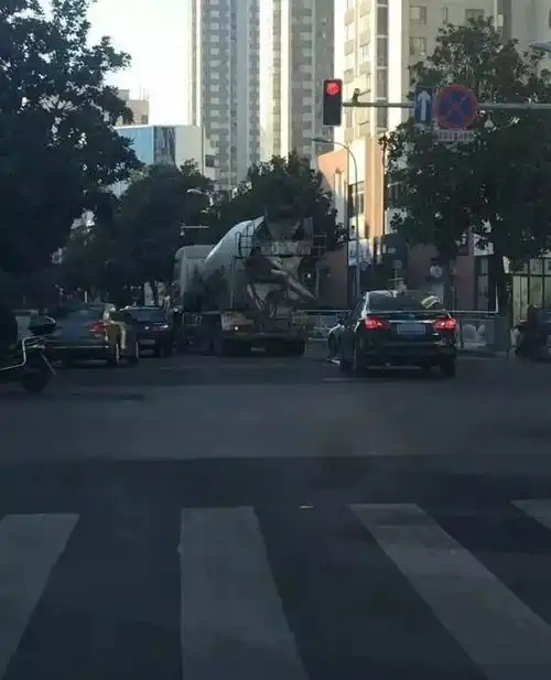 触目惊心搅拌车又出事昨日常州一女子惨遭碾压,当场身亡...