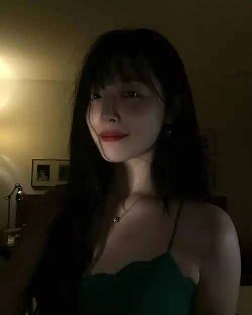 妹子,你大晚上不睡觉,这样照相会吓到人的啊