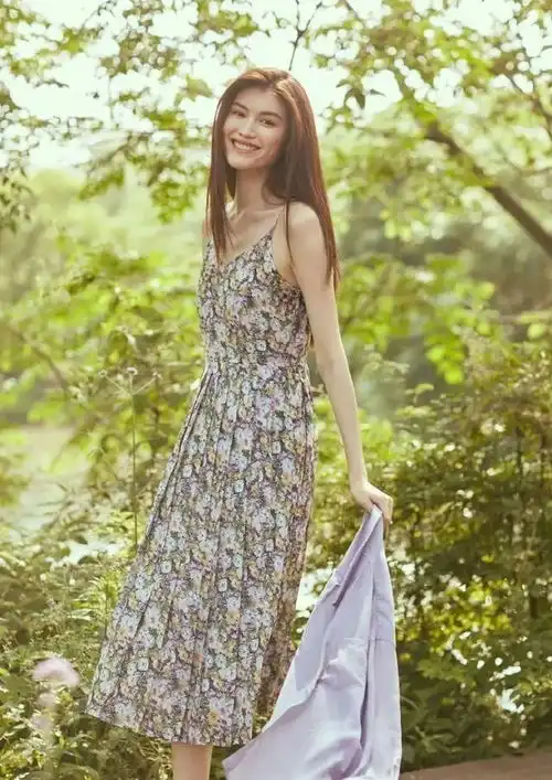 吉克隽逸肤色深却高级,彩色油画裙个性十足,时尚捕捉力可真强