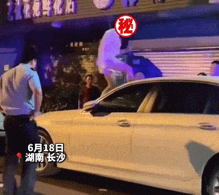 湖南有位女子站在宝马车上狂踹挡风玻璃,边哭边骂你是渣男