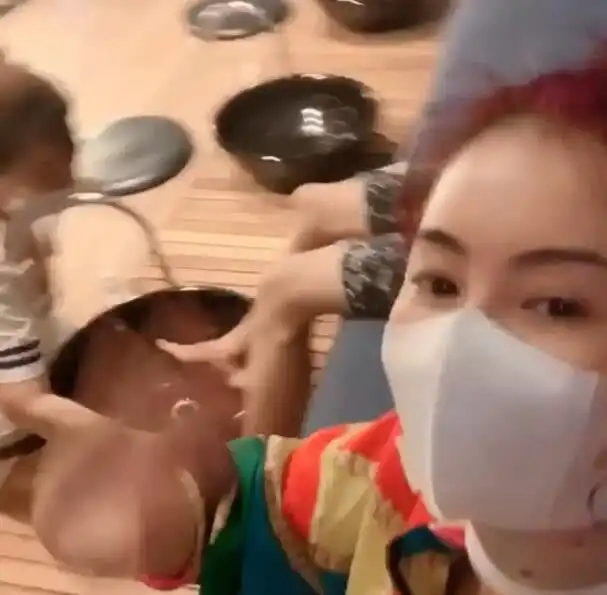 张柏芝带12岁lucas做足浴解乏,享受跪式服务超有贵族范儿