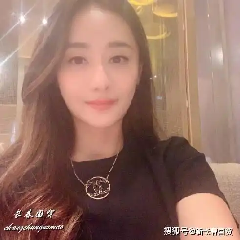 冻龄女神46岁琼瑶女郎皮肤紧致白皙,女人味十足