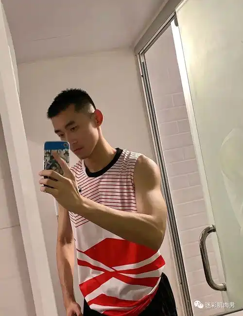 脱衣自拍的寸头小哥太帅了,这样的当男友太可