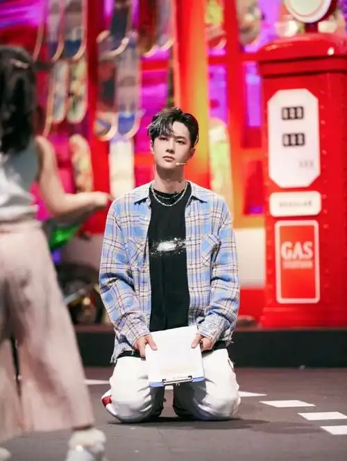 李行亮女儿喂王一博吃糖,粉丝哥哥嘴上不说,一直在默默地宠爱他的人