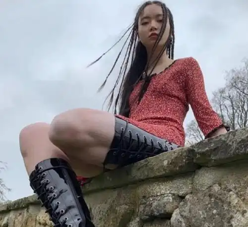 宝藏女孩liuyi私服太有个性了身穿宽松背带裤独特又搞怪