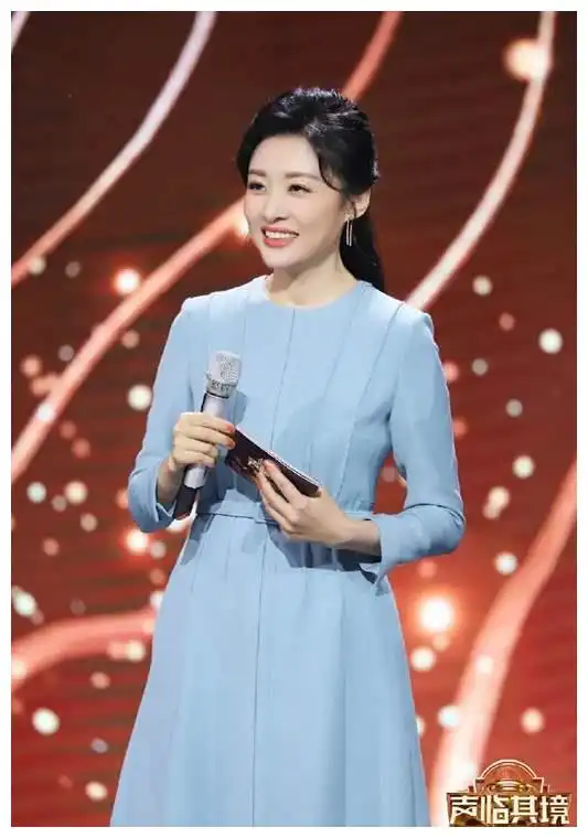 央视美女主播周涛17次主持春晚,二婚遇到真爱,52岁仍美的发光