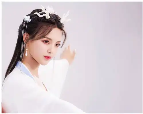 杨超越才是最佳的小龙女人选,超越刘亦菲,比肩李若彤
