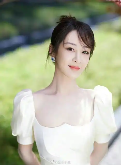 杨紫越来越美了,一身纱裙仙气飘飘,活泼精致的小仙女