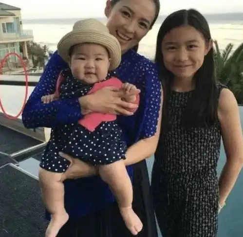 章子怡带醒醒吃下午茶,穿拖鞋如逛自家后厨,11万一平豪宅也曝光