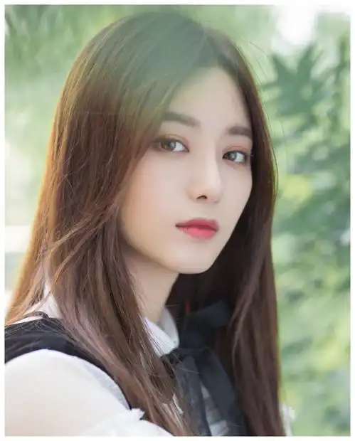 甜美气质美女明星徐艺洋白色上衣户外优雅大方写真