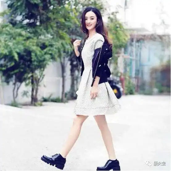 赵丽颖甜美起来如沐春风,生娃后依然宛如少女,甜美穿搭看她没错