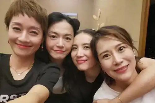 六姊妹45岁董洁与49岁梅婷同框,暴露了中年女性的悲哀