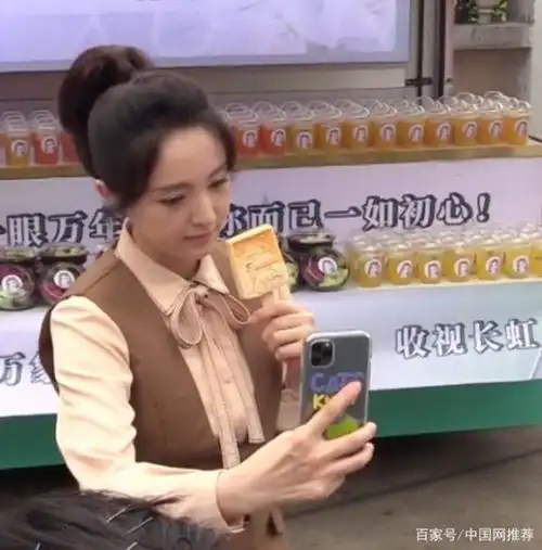 董璇新戏现场手拿雪糕自拍心情好,收工后与绯闻男友聚餐