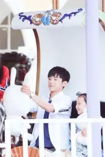 组图tf易烊千玺游乐园拍戏牵手小女孩很宠溺