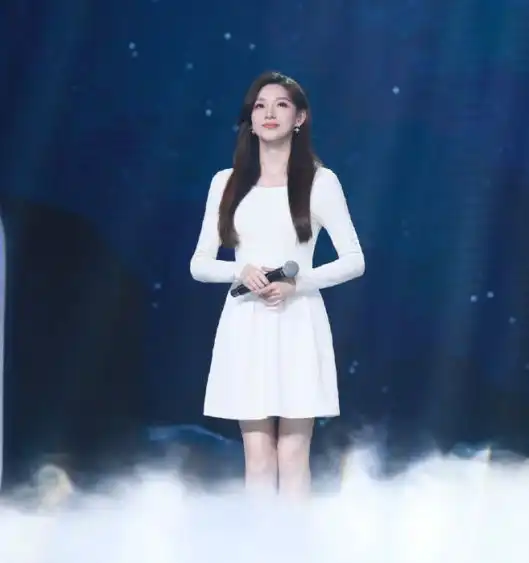 马凡舒央视门面实锤,穿制服短裙太甜美,真是超模身材女团脸