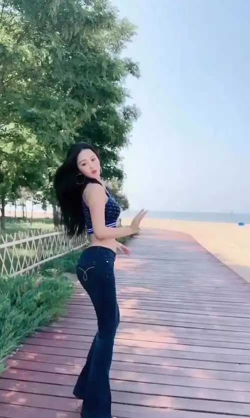 海边美女穿搭时尚,释放极品小蛮腰,背影满分