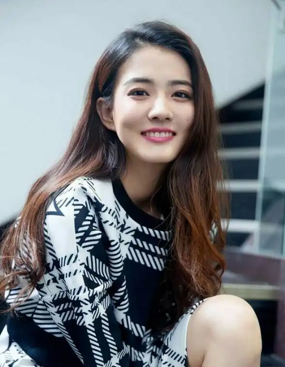 你是什么脸型,就配什么发型和衣服,搭对了美10倍