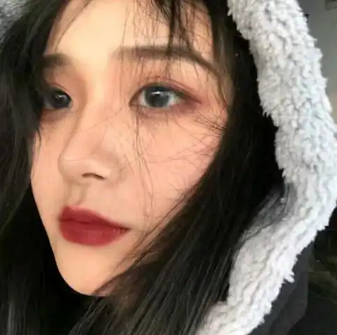 最近火了一波暗色系女生头像等你的关心,等我关上了心