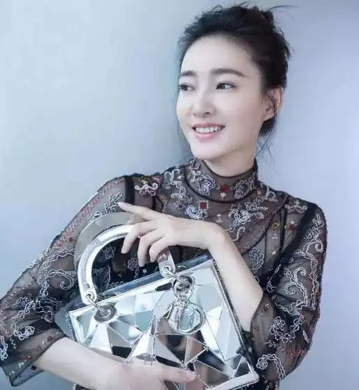 最清纯的素颜美女,出道13年没绯闻,很多富豪想追她,她拒绝