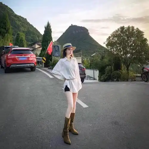 小众风格成追捧,混搭风格女生最爱半裙麂皮西装民族风雪纺衬衫身材比例网易订阅