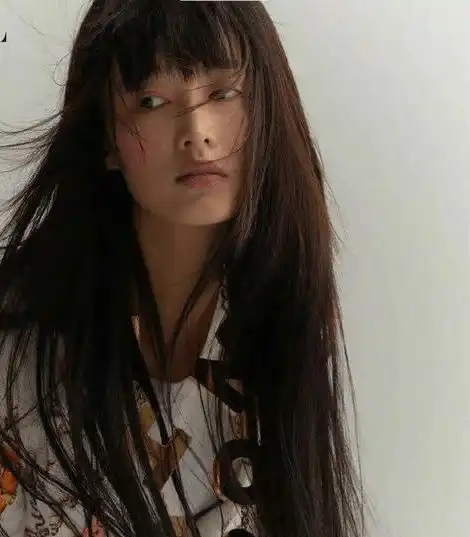 宋祖儿穿了粉色,没有充满少女感,温柔风的祖鹅搭配上显气质的黑色工装鲨鱼裤