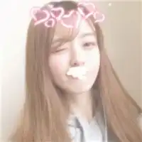 爱搞怪的女生,用手机挡住脸认不出来了