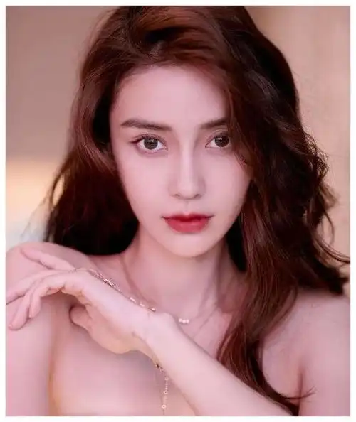 32岁杨颖妆容翻车没有以往少女感,网友像何炅